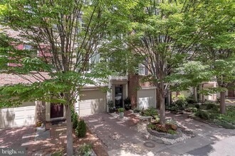 Building Photo - 4-level, 3-bedroom garage townhome
