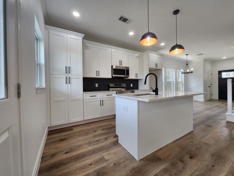 Building Photo - 922 W Austin St