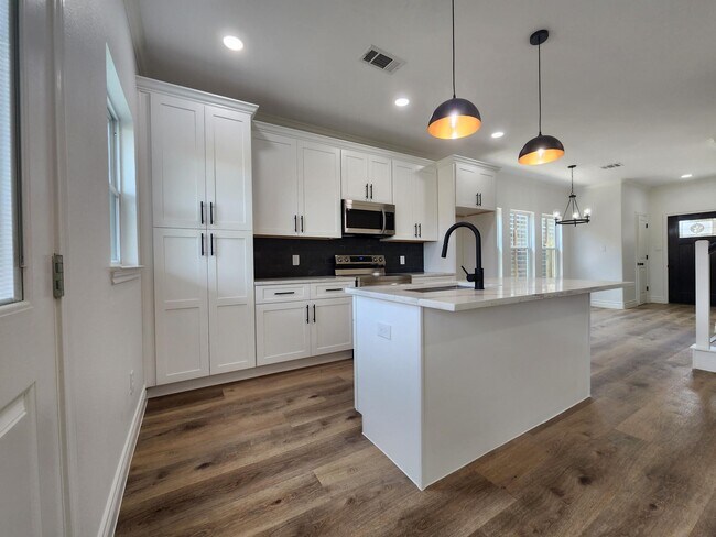 Building Photo - 922 W Austin St