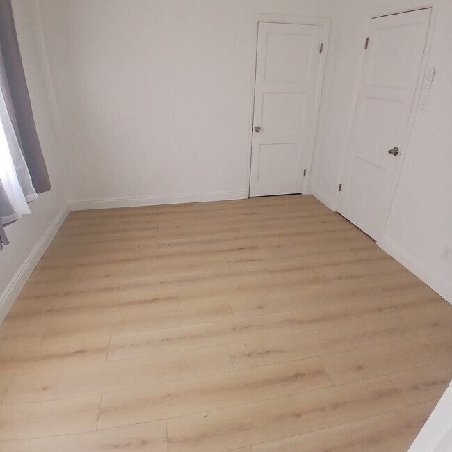 Building Photo - 434 S Del Mar Ave