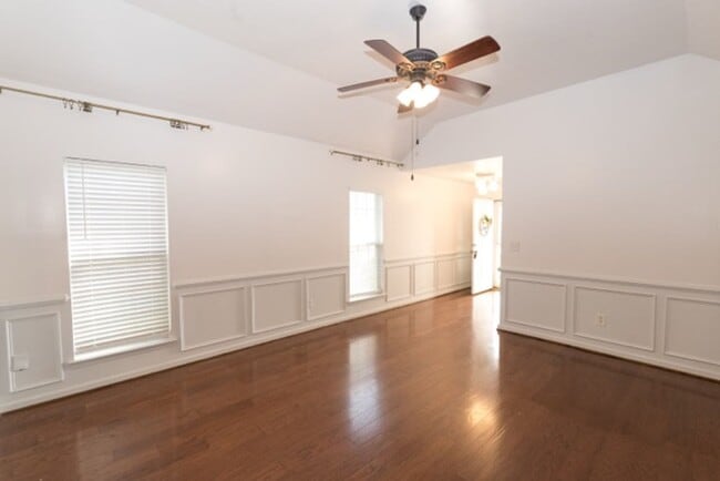Building Photo - Charming 3-Bedroom, 2-Bath Home with Vaulted Ceilings and Open Floor Plan!