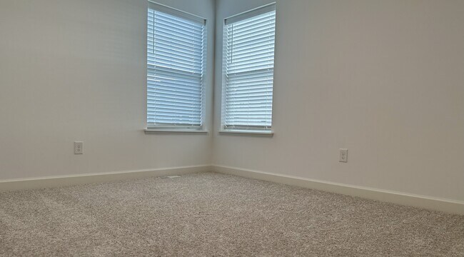 Building Photo - 2154 Tyrone Dr