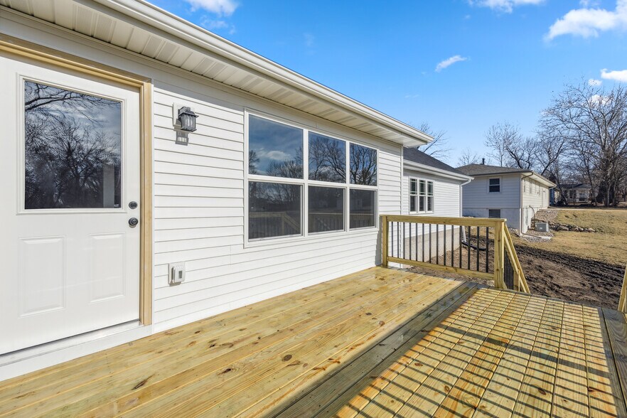 Building Photo - 104 E Madison Dr