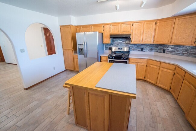 Building Photo - Large Home in Quiet Area, 3 Bedroom, 2 Bat...