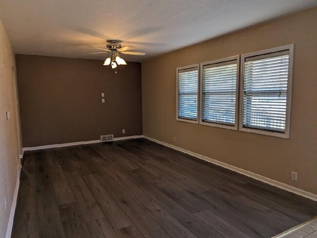 Building Photo - 22659 Old Hwy 169