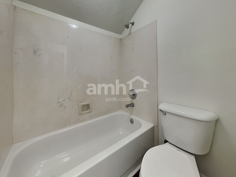 Building Photo - 8014 New Castle Cv