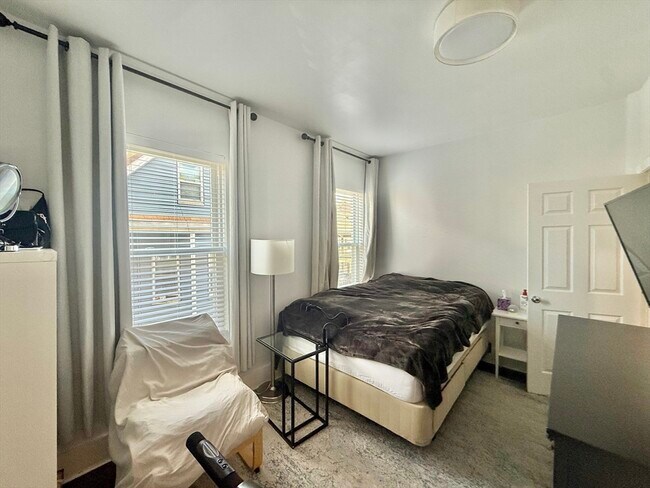 Building Photo - 13 Schuyler St