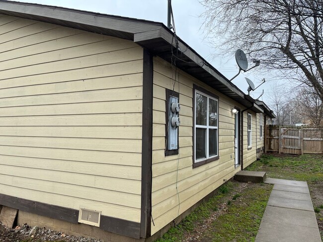 Primary Photo - 1607 N Grant Ave