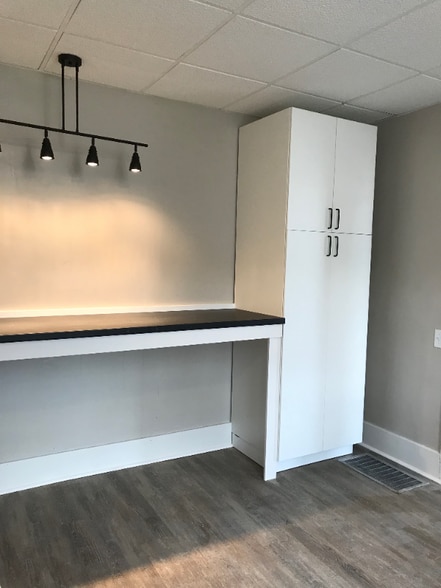 Building Photo - 10 W Park St