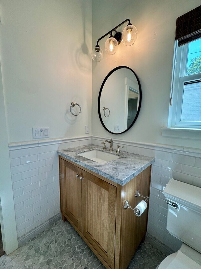 Building Photo - Custom Adorable Cottage Available in Folsom!