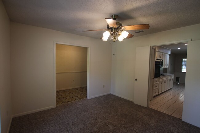 Building Photo - Oversized 4 bedroom 3 bath rental in Tyler...