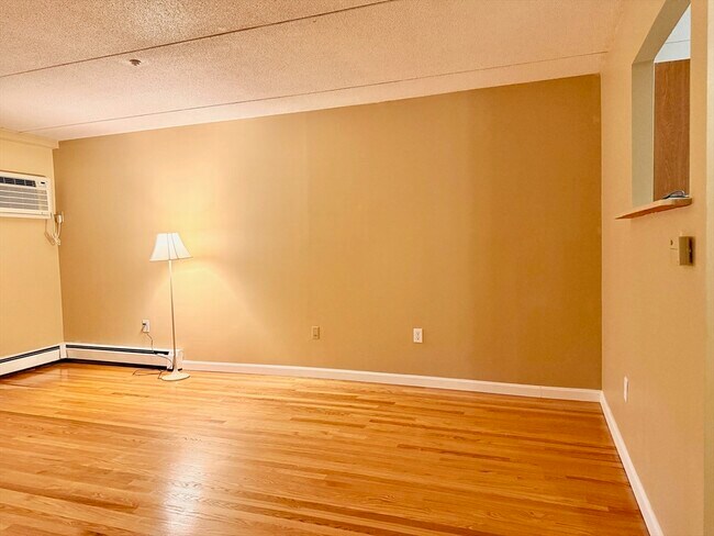 Building Photo - 573 Broad St