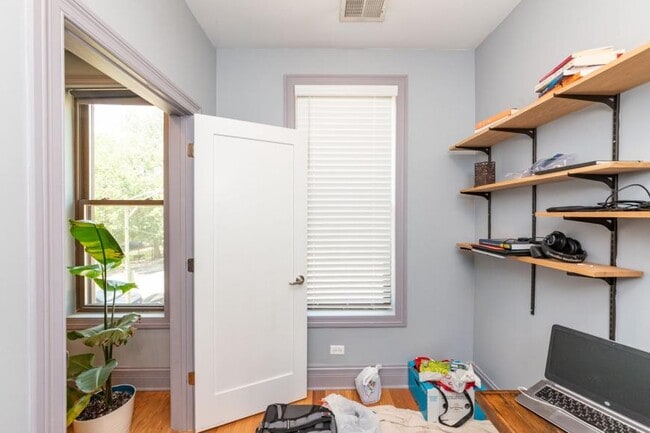 Building Photo - 3 bedroom in Chicago IL 60622