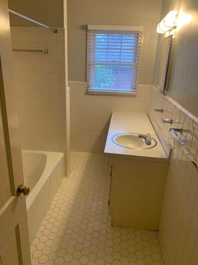 Building Photo - 1194 W 4th St