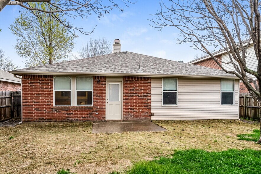 Building Photo - 1901 Lariat Dr
