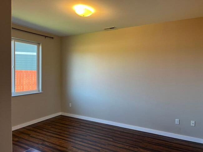 Building Photo - Modern 3 Bedroom Home