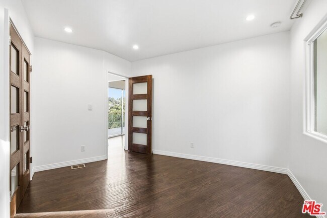 Building Photo - 3476 Troy Dr