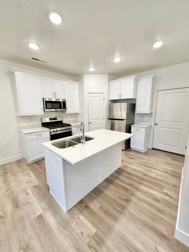 Building Photo - Desert Color Townhome!