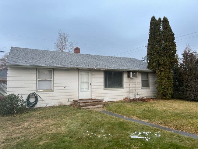 Primary Photo - Rent Reduced! Cute 3 bedroom 1 bath Home f...