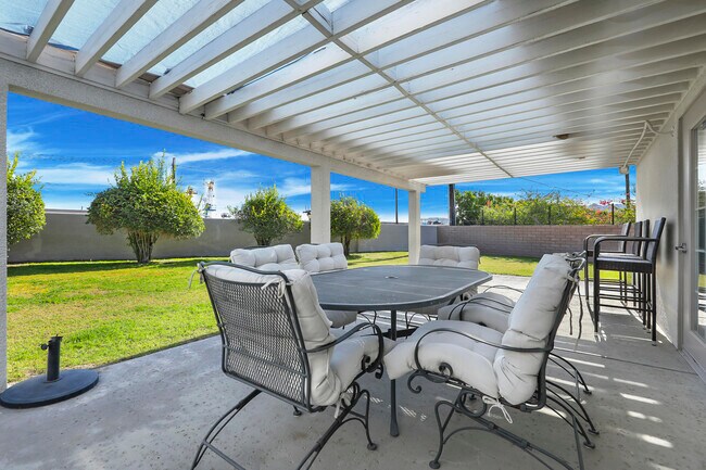 Building Photo - 2246 Paseo Roseta