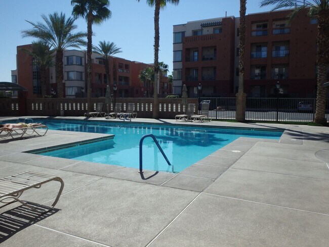 Building Photo - 2 Bedroom recently painted 2nd Floor Condo in Guard Gated Park Avenue!