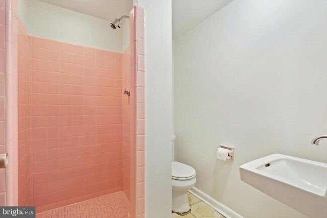 Building Photo - 6220 Robinwood Rd