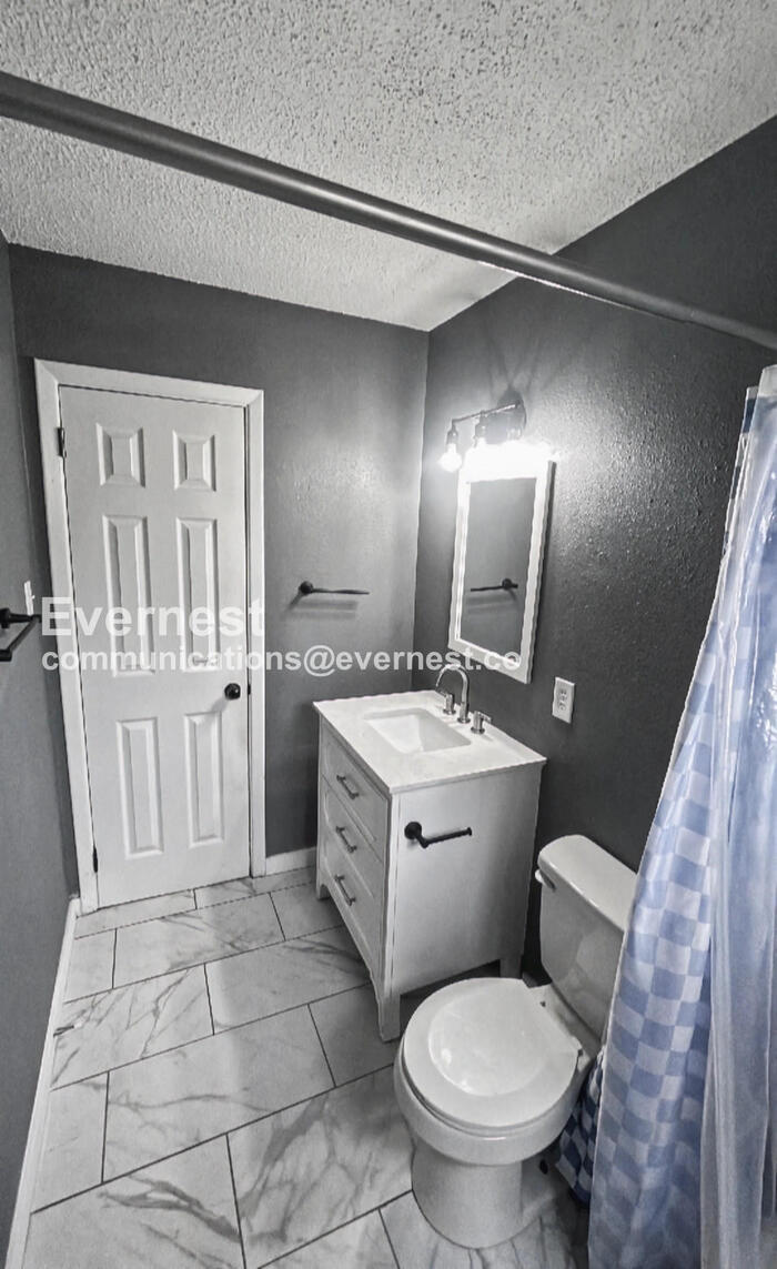 Building Photo - 4922 E Willow St