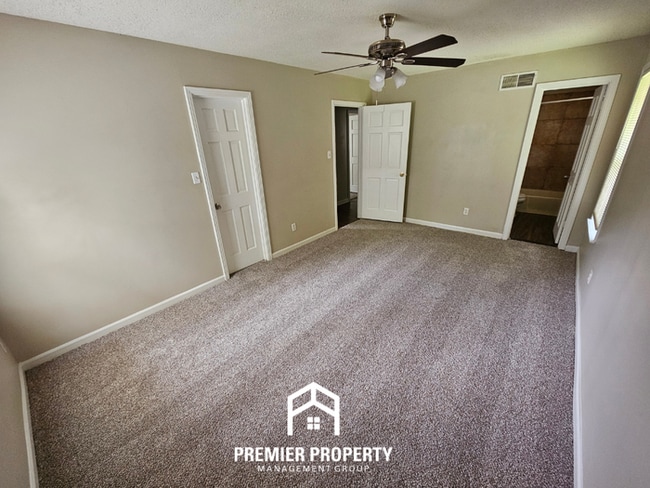 Building Photo - Huge 3BR/2BA Near Kirby | 1,774 Sq Ft, Hardwood Floors, Fireplace & Bay Window