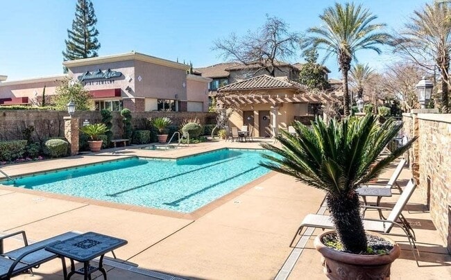 Building Photo - Absolutely Stunning Home in Fabulous Pavilions Place Community