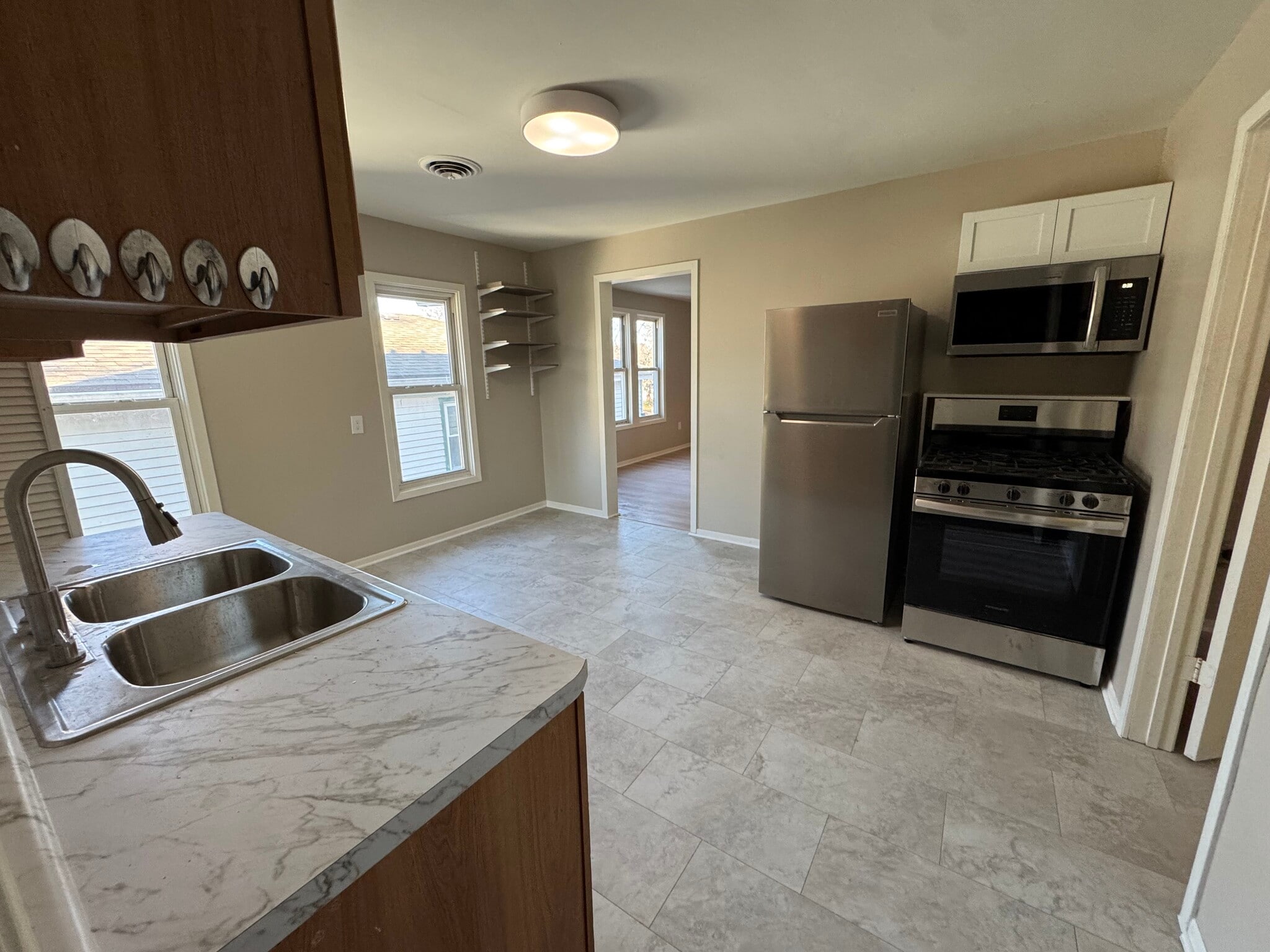 Building Photo - 305 E Clarence St