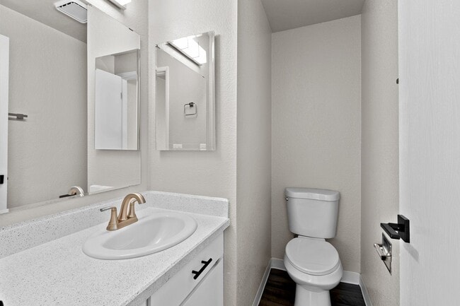 Building Photo - Ground floor 2 bedroom 1 1/2 baths with 1100 square feet!  Dont miss this one with full size wash...