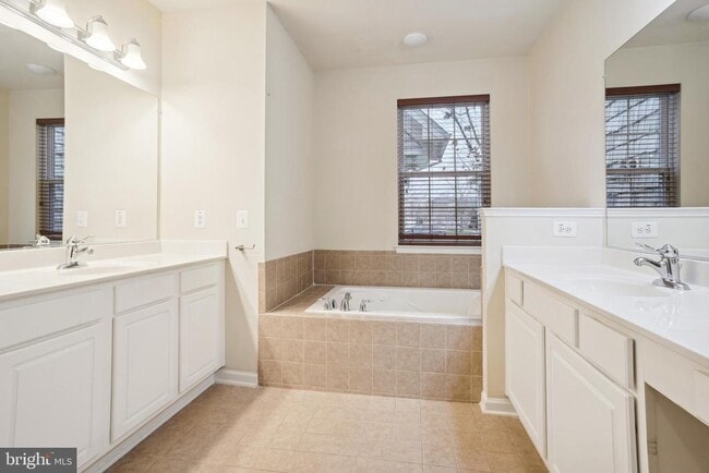 Building Photo - 13930 Greendale Dr