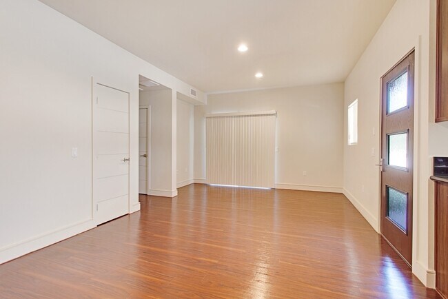 Building Photo - 94- #4 N. Oakview Drive