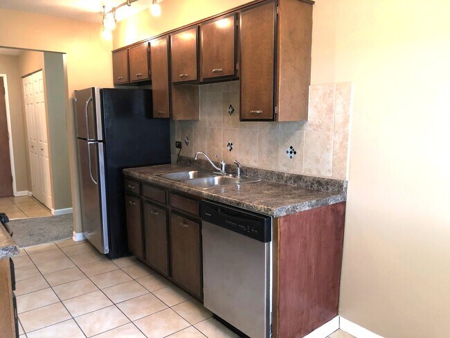 Building Photo - 1331 S Finley Rd