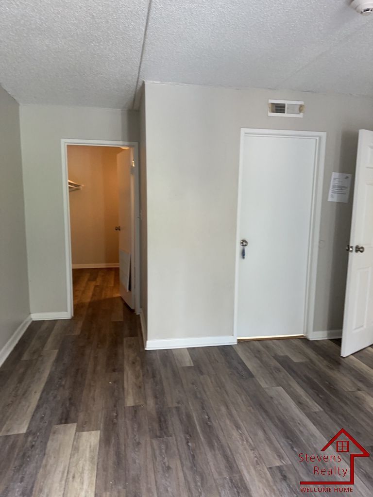 Building Photo - 915 S Seminole Dr