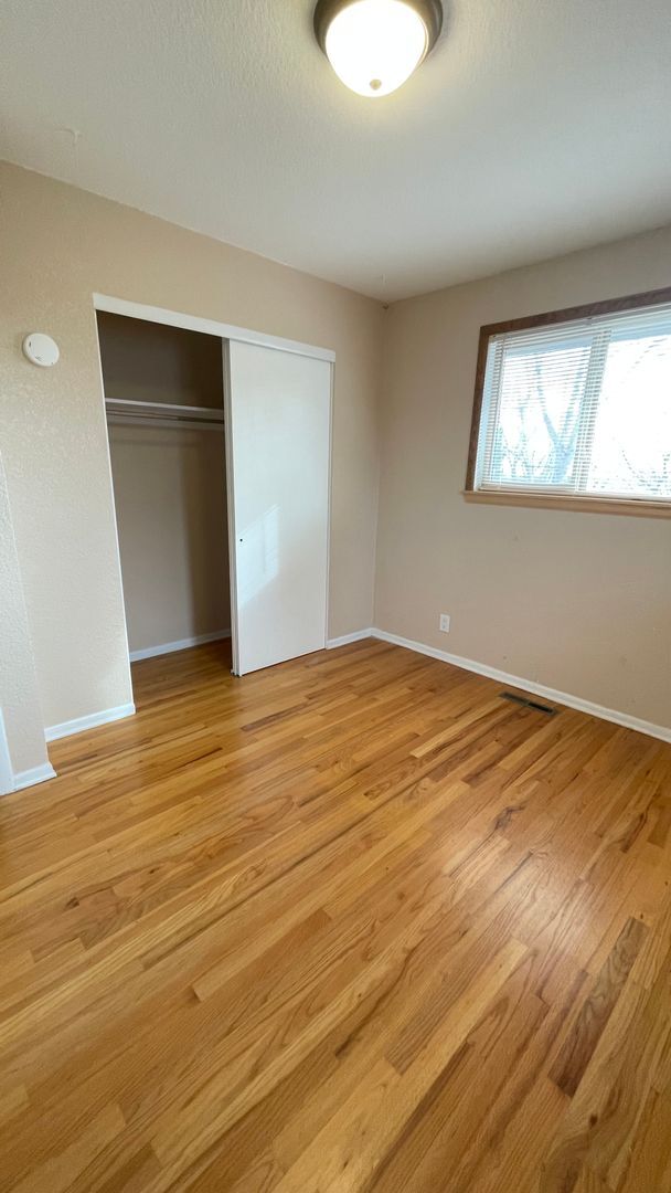 Building Photo - Spacious 4-Bedroom with Mountain Views & U...