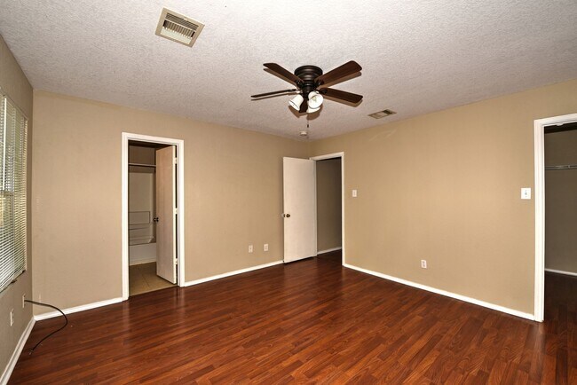 Building Photo - GREAT HOME  |  3 BEDROOMS + OFFICE  |  CLO...