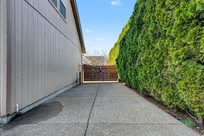 Building Photo - Two-Story 3 bed, 2.5 bath Home in East Salem with Large Bonus Room!