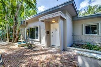 Building Photo - 616 SW 11th Ct