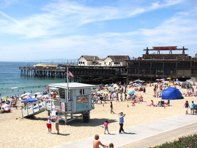 Building Photo - Furnished Multi-Level Townhome in South Redondo Beach – Available for 6–12 Months
