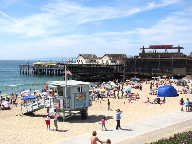 Building Photo - Multi-Level 2 bed plus bonus room townhome in South Redondo Beach – Available for 6–12 Months