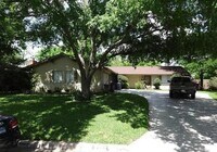 Building Photo - 2102 Pompton Dr