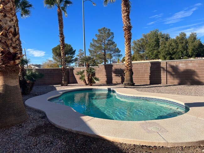 Building Photo - 4 Bedroom with Bedroom Downstairs, Pool, O...