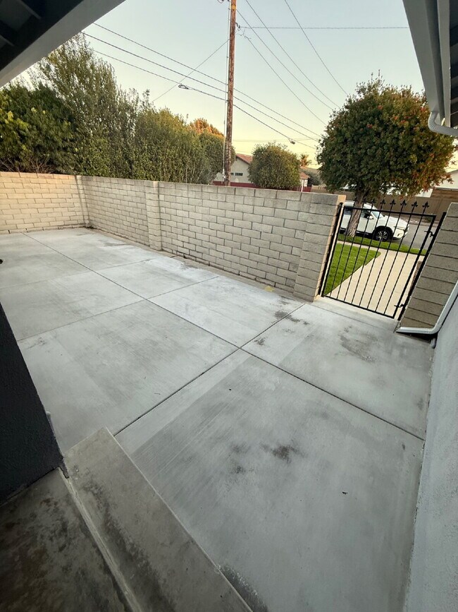 Building Photo - Beautifully remodeled home - Must see!   1...
