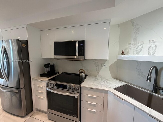 Building Photo - 3111 N Ocean Dr