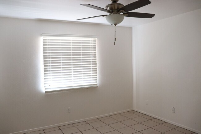 Building Photo - Large Backyard