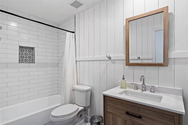 Building Photo - FURNISHED AVAILABLE JANUARY 2026. Beach Re...