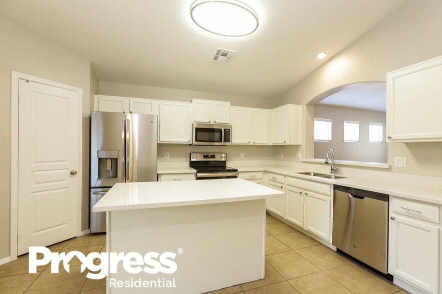 Building Photo - 10974 W Manzanita Dr
