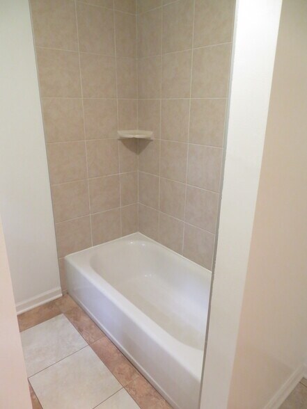 Building Photo - 1139 Yorkshire Dr
