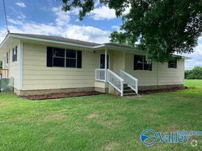 Building Photo - LOVELY 3 BEDROOM COTTAGE - GURLEY